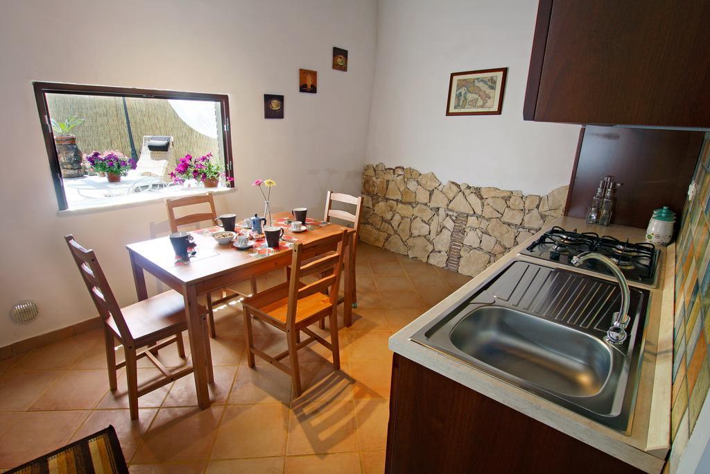 Casa Vacanze Borgo Borghese Sant'Alessio Siculo Bilik gambar